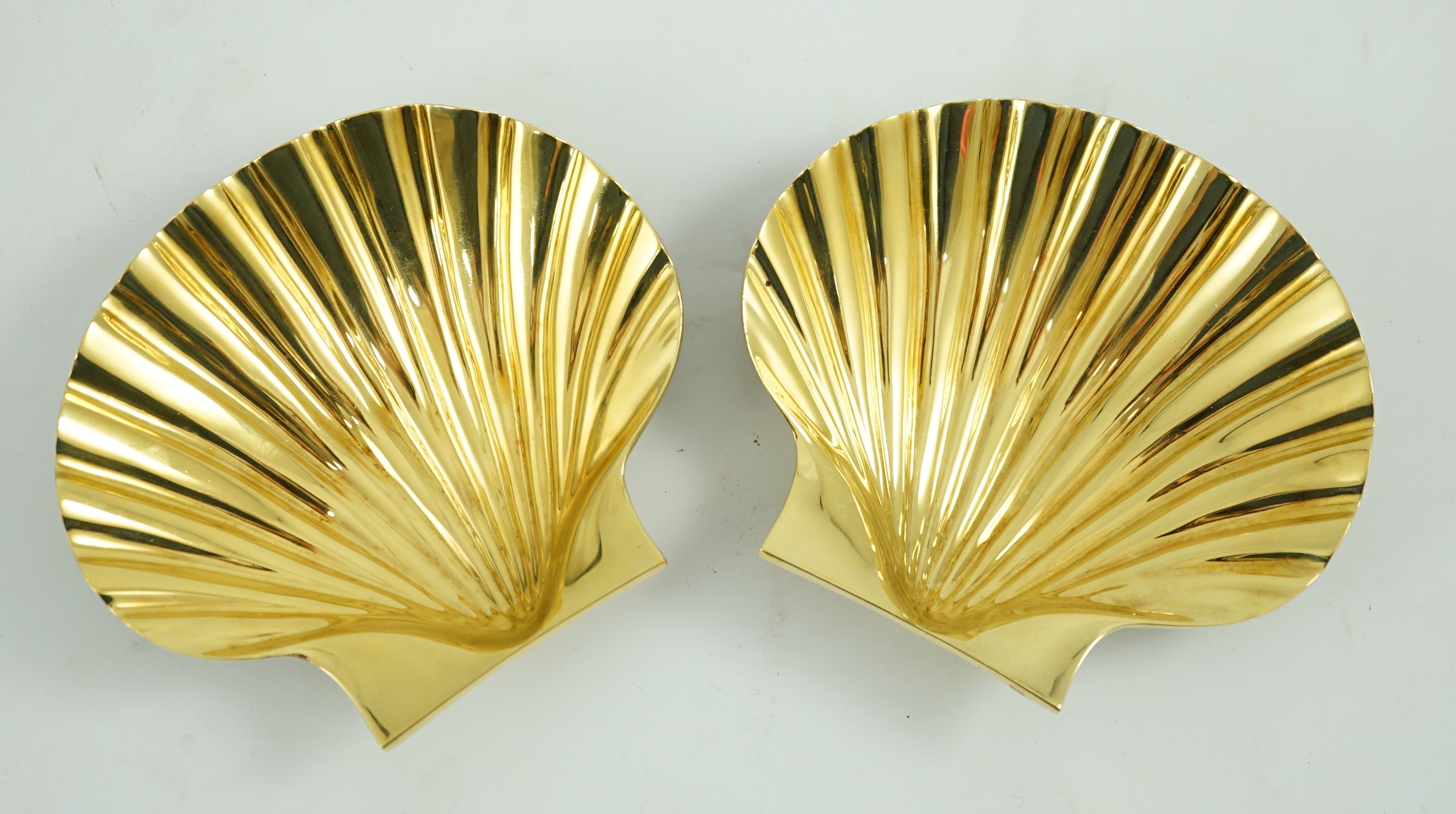 A cased pair of Elizabeth II silver gilt scallop shell butter dishes by Collingwood & Co